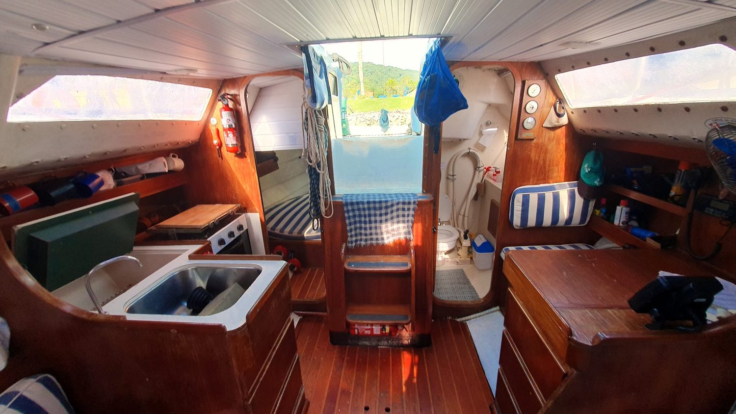 Acesso à cabine, à cozinha e à mesa de navegação