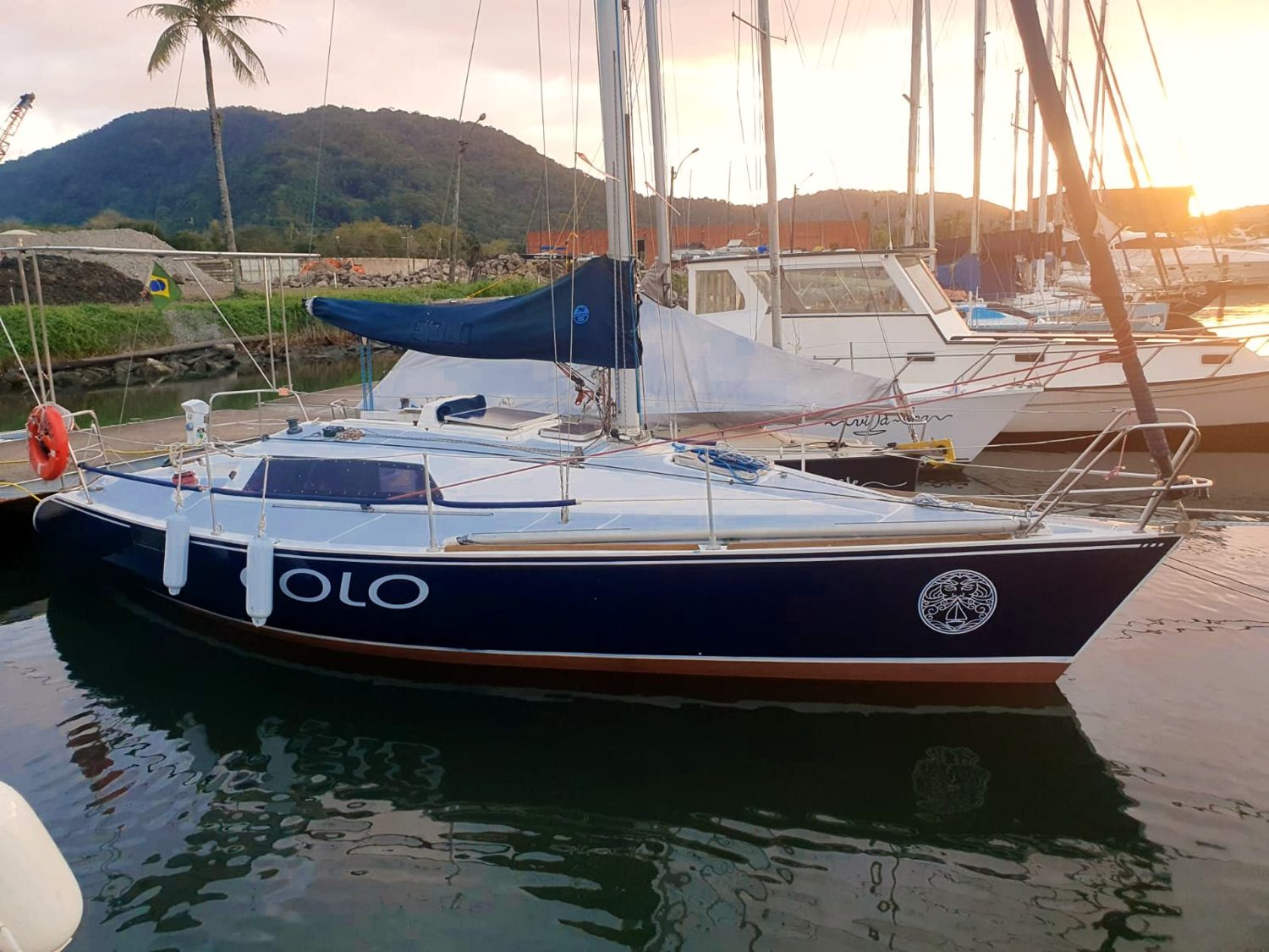 O Éolo atracado na marina, ao pôr do sol