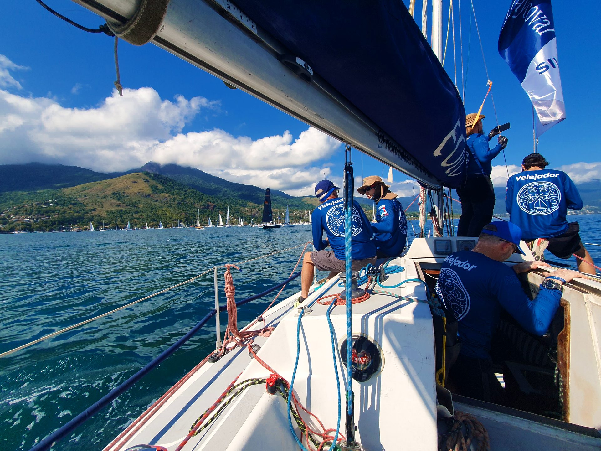 Tripulação do Éolo na Semana de Vela de Ilhabela, com as montanhas ao fundo