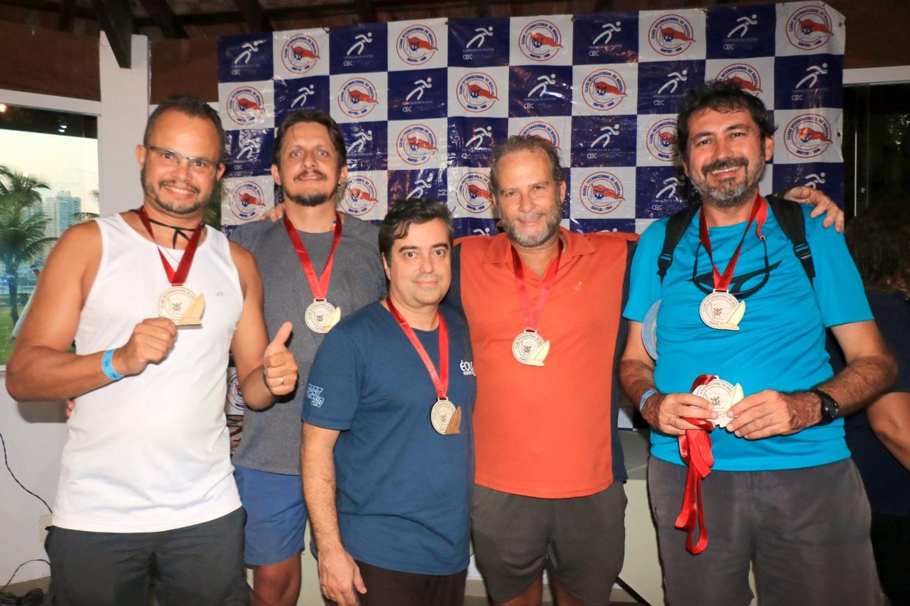 Equipe do Éolo posando com as medalhas após uma regata