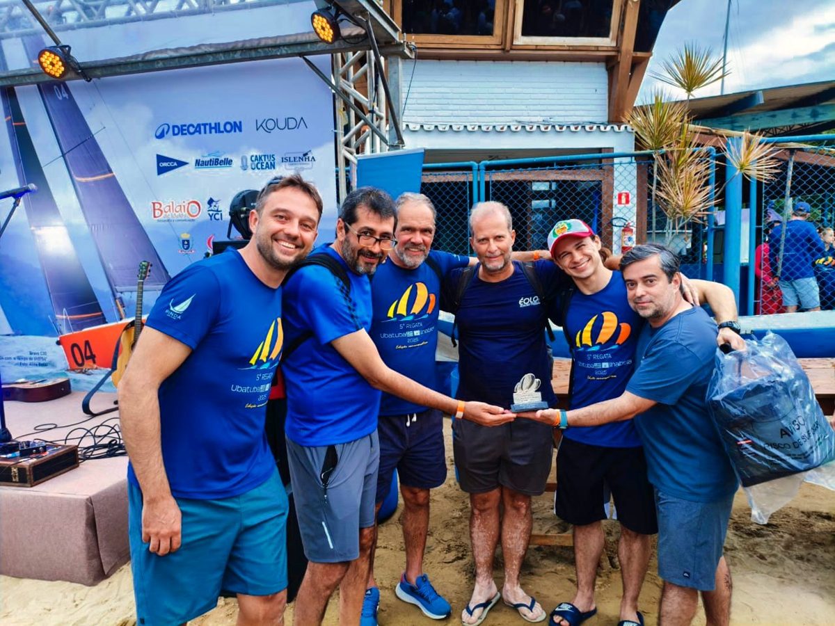 Equipe do Éolo segurando o troféu do 2º lugar na 5ª Regata Ubatuba–Ilhabela