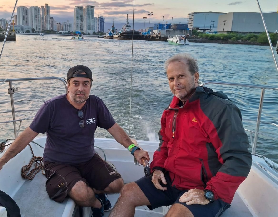 Daniel e Renato a bordo, com o porto de Santos ao fundo
